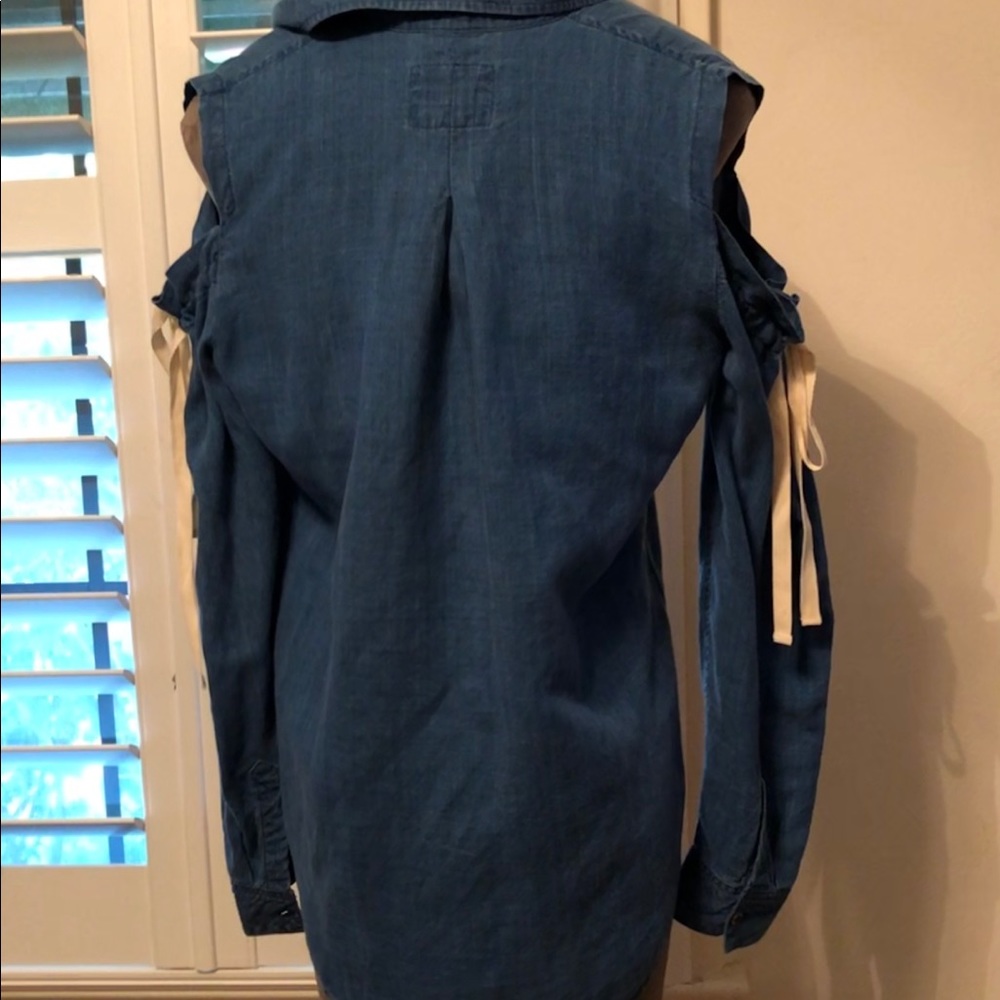 Rails Cold Shoulder Chambray Top - image 4